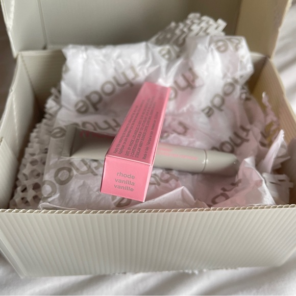 VANILLA CAKE rhode peptide lip treatment - Picture 4 of 9